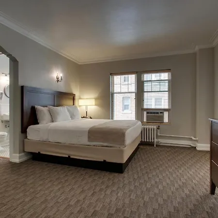Knickerbocker On The Lake Hotel Milwaukee Room photo